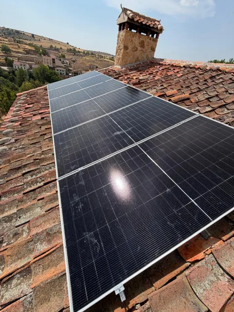 Paneles solares sobre teja tradicional