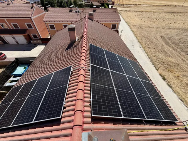 Paneles solares en las dos vertientes del tejado