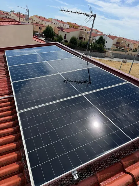 Vista de los paneles junto a la antena de la vivienda