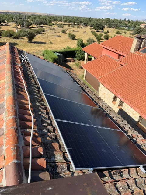Fila de paneles sobre una cubierta inclinada