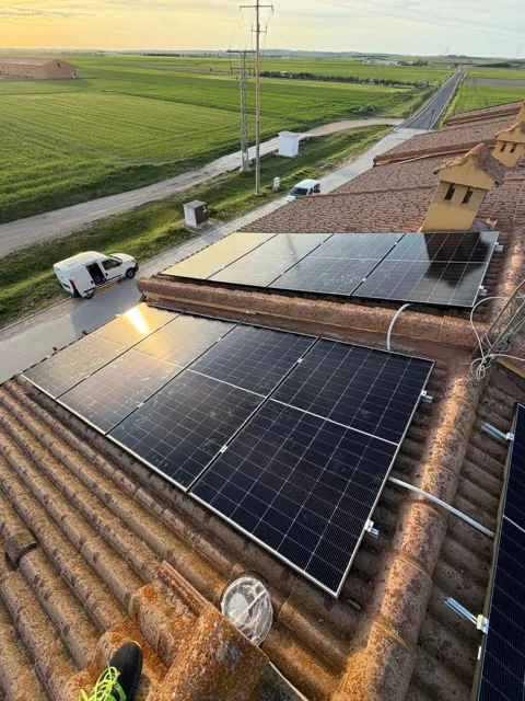 Vista de una instalación al atardecer