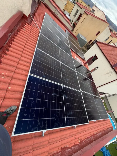 Paneles adaptados al espacio de la cubierta