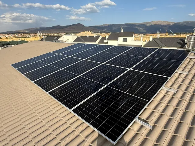 Paneles solares sobre una cubierta de teja clara