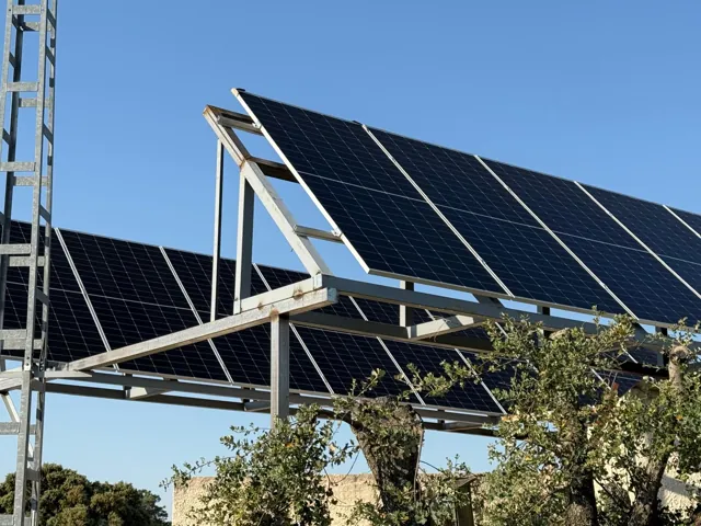 Paneles solares sobre estructura metálica elevada