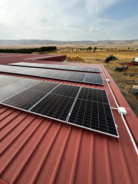 Instalación solar sobre la cubierta de una nave agrícola