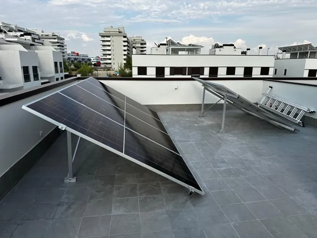 Paneles inclinados sobre una terraza plana